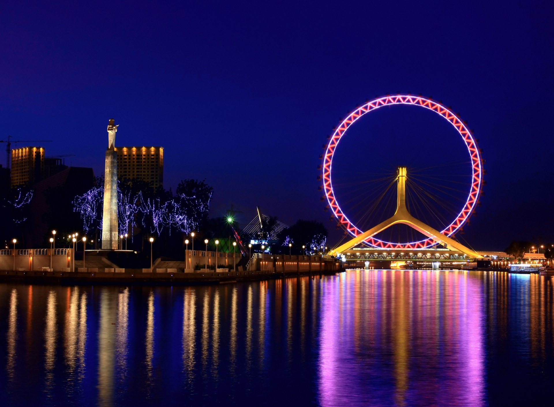 Tianjin Eye ferris wheel and the Haihe River at dusk